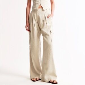 Hollister | High Rise Wide Leg Cargo Pants in Cream Size Medium